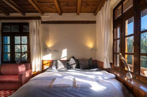Postel nebo postele na pokoji v ubytování Timberwolves Vintage Manali