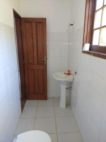 une salle de bains avec toilettes et lavabo dans l'établissement Suite na mansão Ilhabela, à Ilhabela