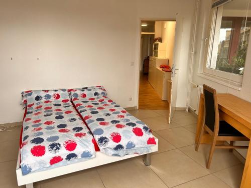 Postel nebo postele na pokoji v ubytování Je ein Zimmer in einer 4 Raum Wohnung, Szene, Parks und Top Lage