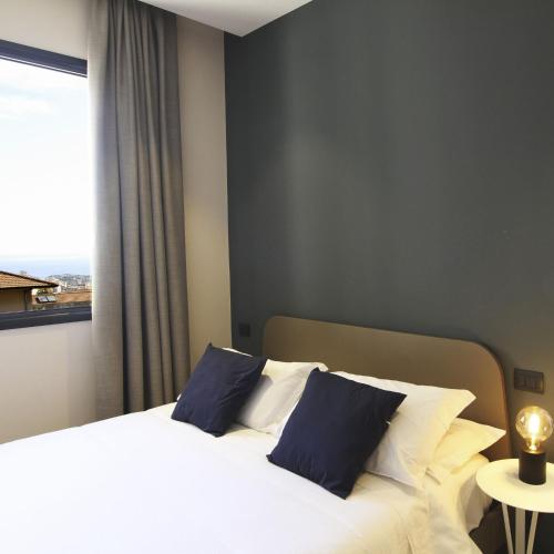 En eller flere senge i et værelse på Elegant accommodation in Catania-Beahost