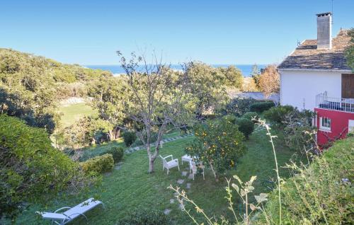 einen Garten mit einem Tisch und Stühlen auf dem Rasen in der Unterkunft Nice Apartment In Erbalunga With Wifi in Erbalunga