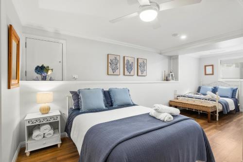 Postel nebo postele na pokoji v ubytování Jetty Beach Splendour Apartment