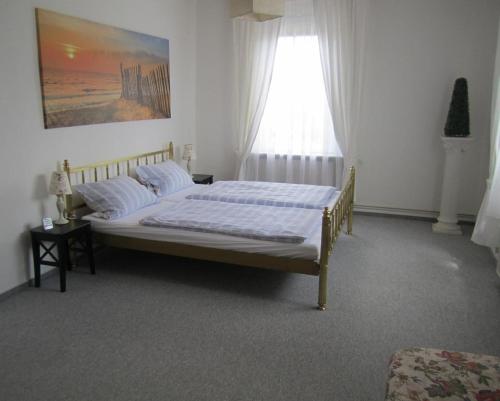 ein Schlafzimmer mit einem Bett und einem Fenster in der Unterkunft FeWo Ferienwohnung Travequelle Whg Backbord Gießelrade Holsteinische Schweiz Ostsee Nähe Scharbeutz in Ahrensbök