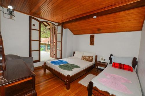 En eller flere senge i et værelse på Charmosa Casa Familia