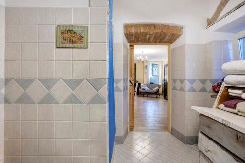Un baño con ducha a ras de suelo y pared alicatada. en La Casina nel Borgo, en Camaiore