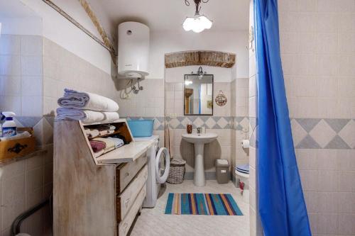 Un baño pequeño con lavabo e inodoro. en La Casina nel Borgo, en Camaiore