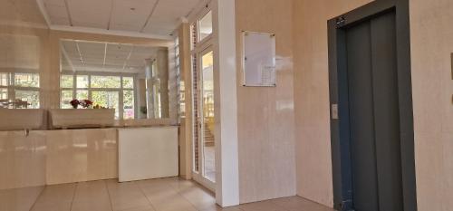 a hallway with a kitchen and a door to a room at APCOSTAS Palmavera Playa de la Conxa in Oropesa del Mar