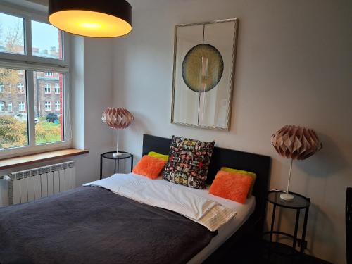 Postel nebo postele na pokoji v ubytování Nikiszowiec Odrowążów 3 m5