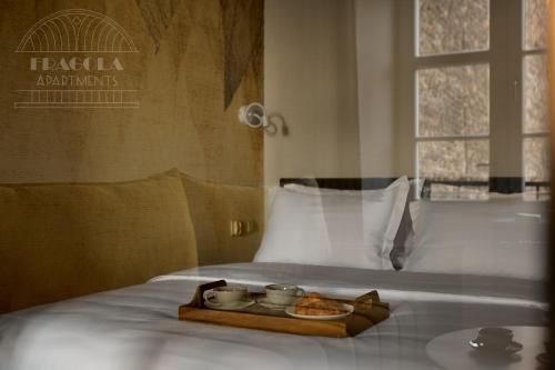 un vassoio di cibo seduto sopra un letto di Art Palace - Fragola Apartments a Cracovia