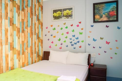 邦美蜀Sao Khue 2 Hotel的卧室配有一张床上的蝴蝶壁床。