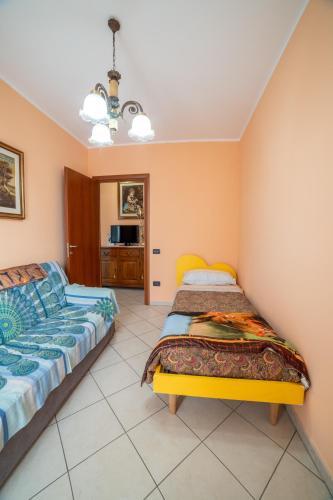 a bedroom with two beds and a tv at Residence dei fiori - Dimora Mery in Pontecchio Polesine