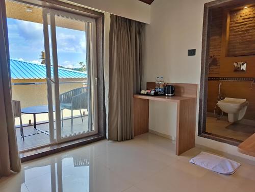 Koupelna v ubytování Savyasaachi by Leela Resort, Mahabaleshwar