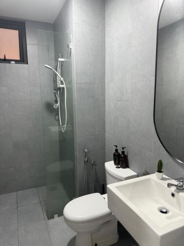 Un baño con ducha, inodoro y lavabo. en Modern KL City M vertica condo near MRT, TRX & Sunway Velocity, infinity pool & Parking, en Kuala Lumpur