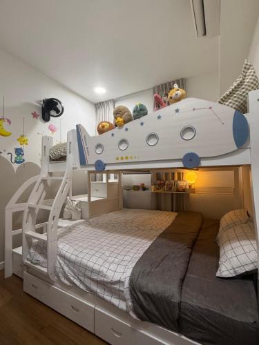 una litera con un barco encima en Modern KL City M vertica condo near MRT, TRX & Sunway Velocity, infinity pool & Parking, en Kuala Lumpur