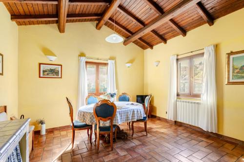 Villa with Large Garden and Free Parking
