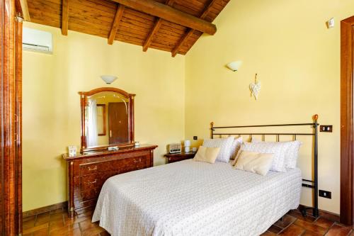 Villa with Large Garden and Free Parking
