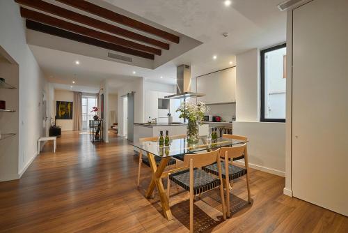 パルマ・デ・マヨルカにあるHotel Bosch Boutiqueのキッチン、ダイニングルーム(ガラスのテーブル、椅子付)