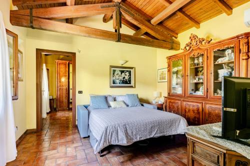 Villa with Large Garden and Free Parking