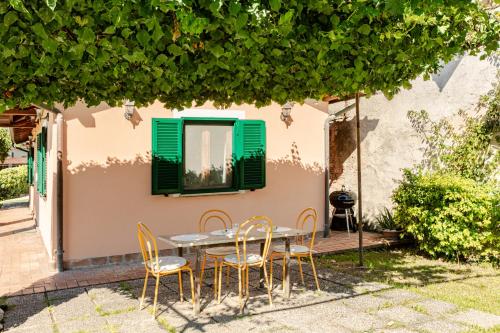 Villa with Large Garden and Free Parking