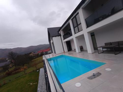 een huis met een zwembad op een balkon bij Emirage Pool & Spa in Şimon