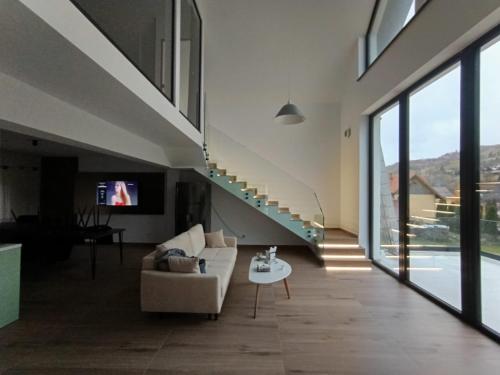 een woonkamer met een bank en een tafel bij Emirage Pool & Spa in Şimon