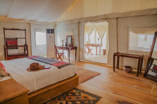 Ένα ή περισσότερα κρεβάτια σε δωμάτιο στο The Kafila Desert Camp Jaisalmer