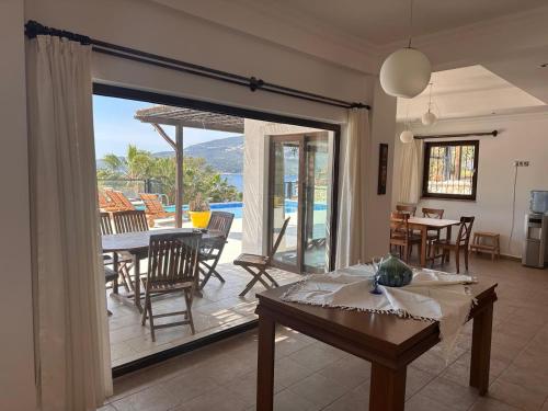 ein Wohnzimmer mit einer Glasschiebetür zu einer Terrasse in der Unterkunft Marvelous Seaview Villa Lemon Kalkan in Kalkan
