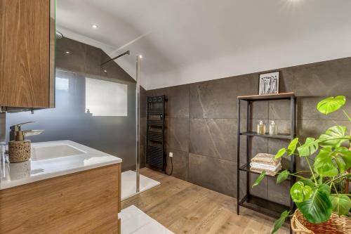 une salle de bains avec baignoire et lavabo dans l'établissement Maison de charme - Vues Montagnes - Aix-les-Bains, à Aix-les-Bains