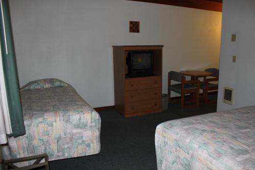 Μια τηλεόραση ή/και κέντρο ψυχαγωγίας στο Azalea Lodge