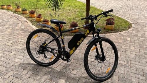 ein schwarzes Fahrrad, das auf einem Backsteinweg geparkt ist in der Unterkunft Kiserian cottage with gazebo garden grill - 2343 in Kiserian