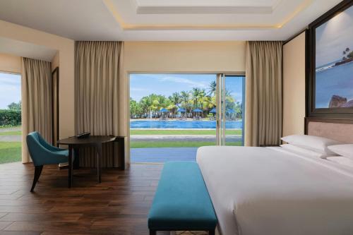 Ένα ή περισσότερα κρεβάτια σε δωμάτιο στο Sheraton Kosgoda Turtle Beach Resort