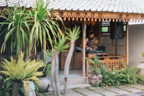 Ein Mann steht in der Tür eines Hauses in der Unterkunft Villa Soluna Lovina in Lovina