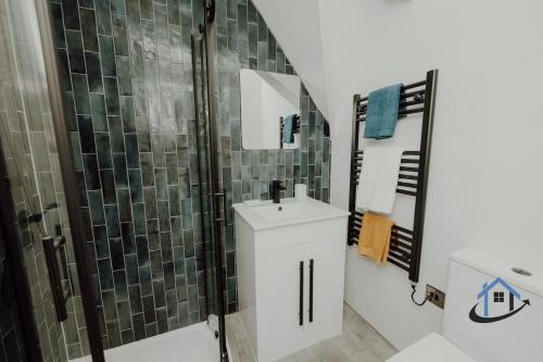 Vannituba majutusasutuses Apt 5 Manor House - 3 Bed 2 bathroom sleeps 5 parking wifi