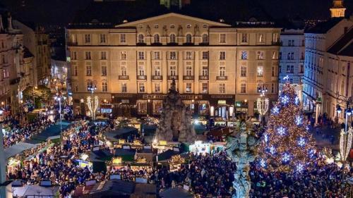 布尔诺格兰迪萨豪华宫殿酒店的一座大建筑前的圣诞树