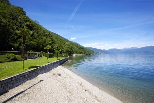 a sandy beach next to a body of water at Yachting Residence in Ghiffa