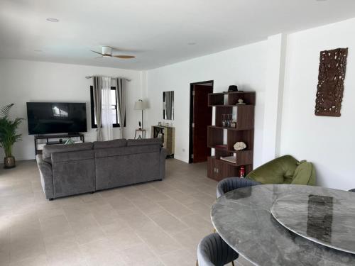 a living room with a couch and a table at Villa l'Aurora in Amphoe Koh Samui