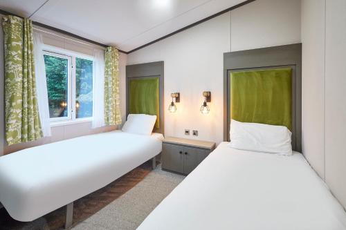 Ένα ή περισσότερα κρεβάτια σε δωμάτιο στο Gleneagles Lodge with Hot Tub