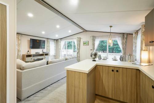 Μια τηλεόραση ή/και κέντρο ψυχαγωγίας στο Gleneagles Lodge with Hot Tub