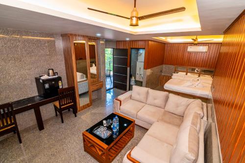 Χώρος καθιστικού στο Lakshmi Residency Chottanikkara