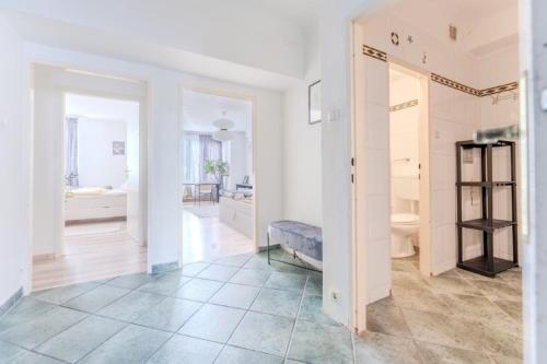 多瑙河畔克雷姆斯Central apartment by Train Station Krems的白色的客房设有卫生间和浴室。