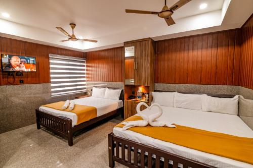 Ένα ή περισσότερα κρεβάτια σε δωμάτιο στο Lakshmi Residency Chottanikkara