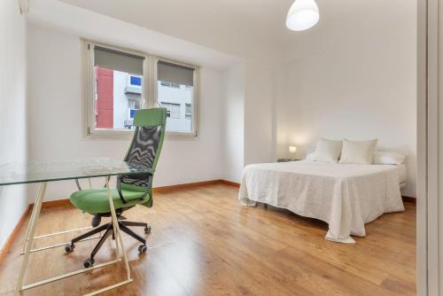 a bedroom with a bed and a desk and a chair at Piso en pleno centro in Santa Cruz de Tenerife