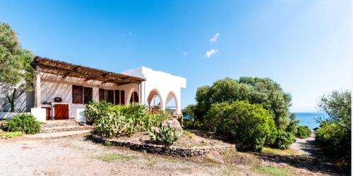 ein Haus mit Blick auf das Meer in der Unterkunft Ferienhaus für 6 Personen ca 200 m in Sant'Antìoco, Sardinien Sulcis Iglesiente in Crisionis