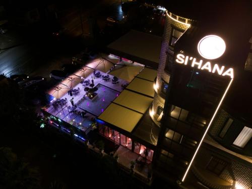 una vista aérea de un restaurante por la noche en Si'Hana Hotel, en Elbasan