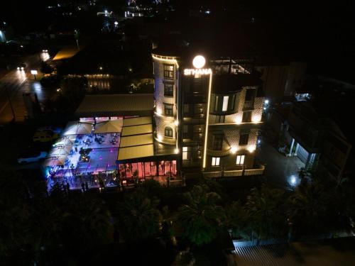 un hotel de noche con luces en un edificio en Si'Hana Hotel, en Elbasan