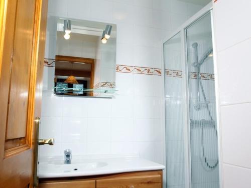 une salle de bain avec lavabo et douche dans l'établissement Superbe Duplex 8 Pers. avec Cheminée et Parking Privé à 400m des Pistes, Serre Chevalier - FR-1-762-10, à La Salle Les Alpes