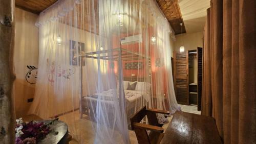 ein Schlafzimmer mit einem Bett mit einem Vorhang in der Unterkunft Maridadi Plaza Apartment in Jambiani