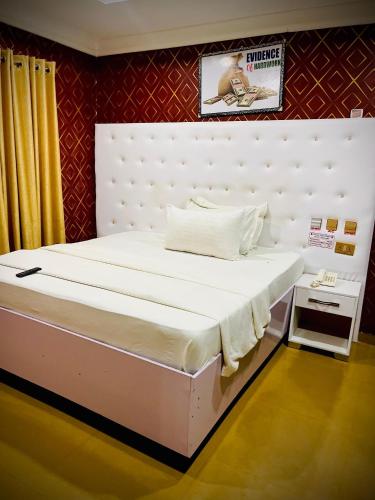 Una cama o camas en una habitación de Rotana Hotel Ilorin