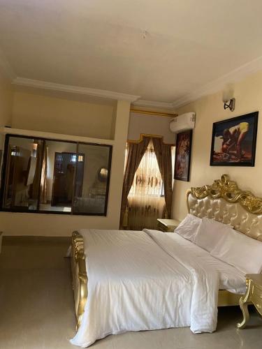 Postel nebo postele na pokoji v ubytování Benny rose apartment