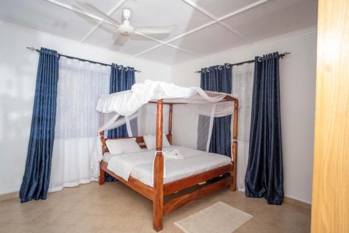 Ένα ή περισσότερα κρεβάτια σε δωμάτιο στο ECO-LUXURY 4 bedroom House Near Bofa Beach